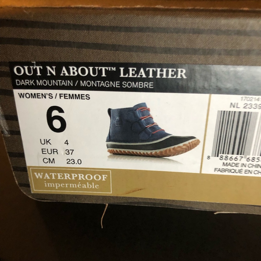 Sorel navy blue and black booties